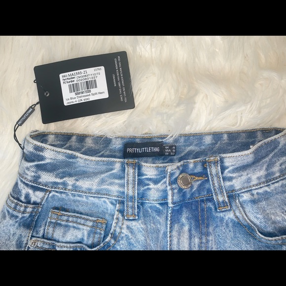 Pretty Little Thing Ice Blue Split Hem Jeans - Picture 3 of 5